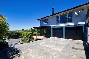 Ocean & Mountain Views 3-bedroom Home