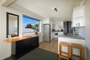 Ocean & Mountain Views 3-bedroom Home