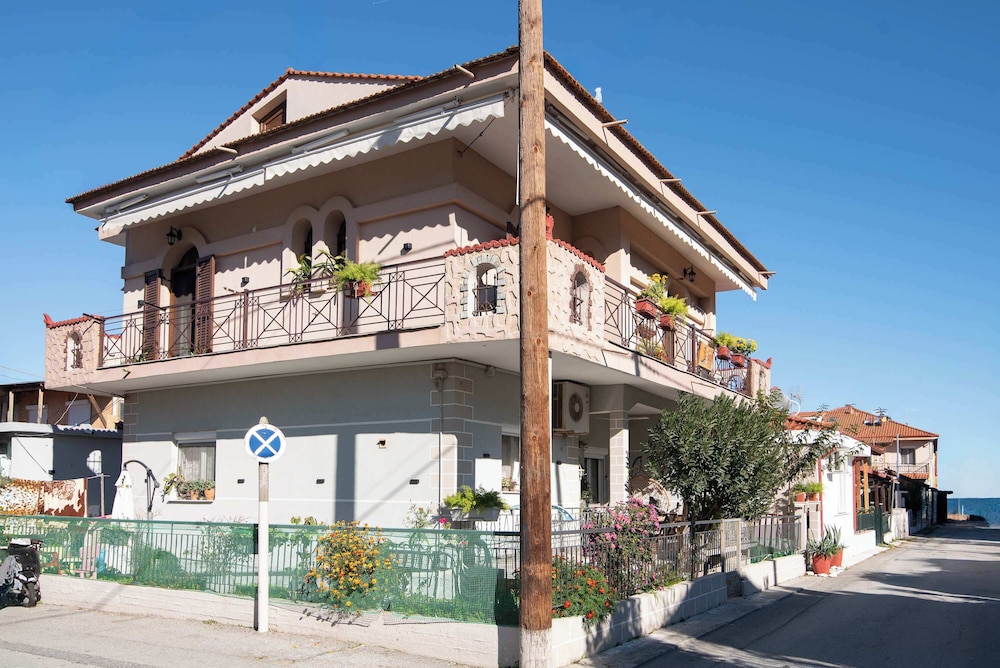 Sunrise Suite Olympiada - Luxury Beachfront Escape