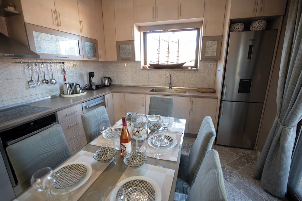 Sunrise Suite Olympiada - Luxury Beachfront Escape