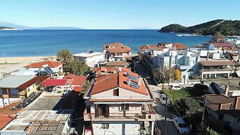 Sunrise Suite Olympiada - Luxury Beachfront Escape
