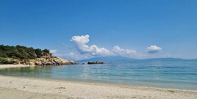 Sunrise Suite Olympiada - Luxury Beachfront Escape