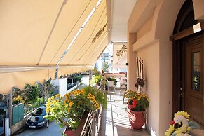 Sunrise Suite Olympiada - Luxury Beachfront Escape