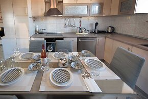 Sunrise Suite Olympiada - Luxury Beachfront Escape