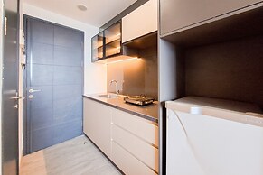 Good And Comfy Studio At Collins Boulevard Apartment
