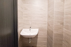 Good And Comfy Studio At Collins Boulevard Apartment