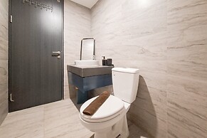 Comfy Dan Warm Studio Soho At Collins Boulevard Apartment