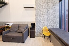 Comfy Dan Warm Studio Soho At Collins Boulevard Apartment