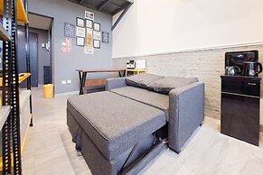Comfy Dan Warm Studio Soho At Collins Boulevard Apartment