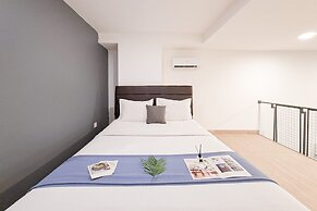 Comfy Dan Warm Studio Soho At Collins Boulevard Apartment