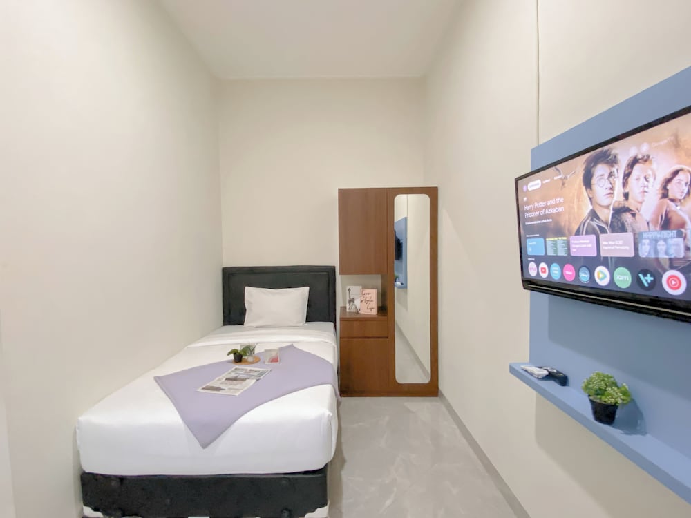 Neat And Comfy Studio (No Kitchen) At Celebrity Mansion