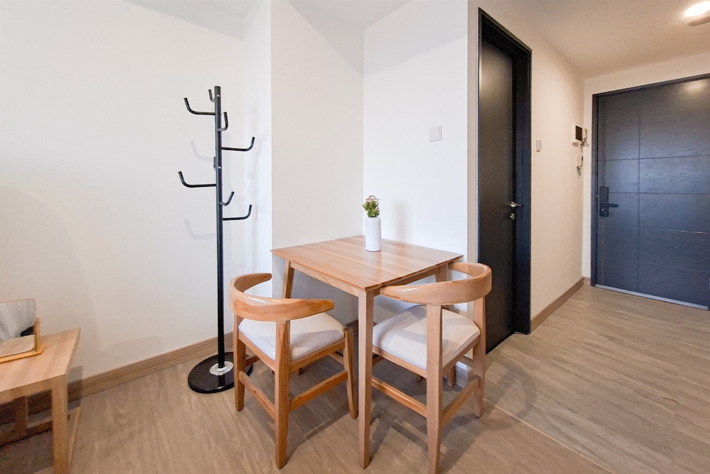 Simple And Tidy Studio Apartment Collins Boulevard
