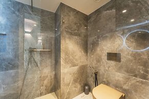 Official Mercury Suites With Rooftop Pool Access