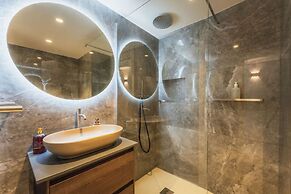 Official Mercury Suites With Rooftop Pool Access