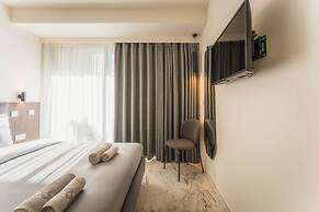 Official Mercury Suites With Rooftop Pool Access