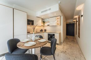 Official Mercury Suites With Rooftop Pool Access