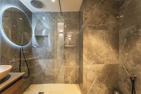 Official Mercury Suites With Rooftop Pool Access
