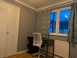 Central Large House close to Heathrow
