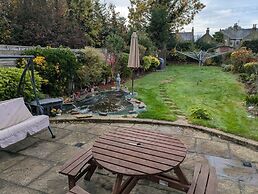Central Large House close to Heathrow