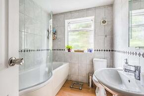 Central Large House close to Heathrow
