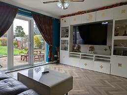 Central Large House close to Heathrow