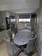 Central Large House close to Heathrow