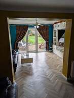 Central Large House close to Heathrow