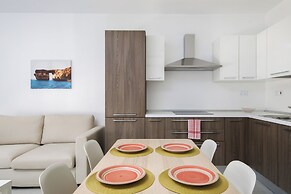 Cosy & Modern 1 BR APT - 2 mins from sea