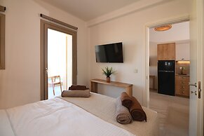 Santorini - Villa - Sleeps 2 - Pool - Parking