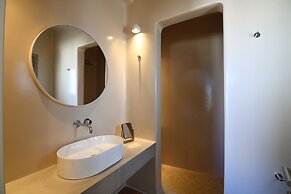 Santorini - Villa - Sleeps 2 - Pool - Parking