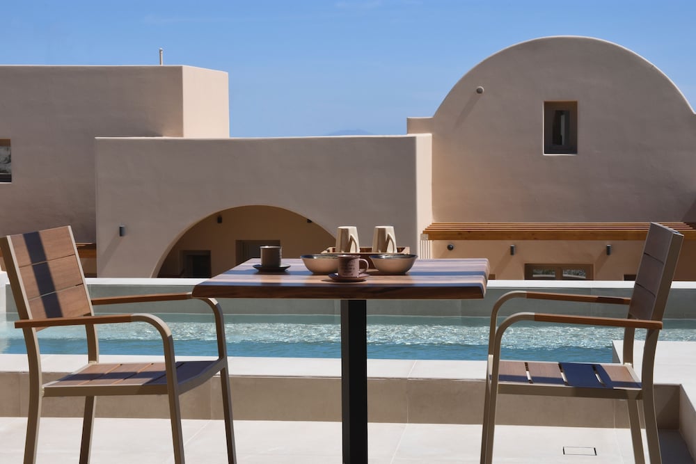 Santorini - Villa - Sleeps 2 - Pool - Parking