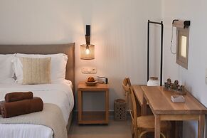 Santorini - Villa - Sleeps 2 - Pool - Parking