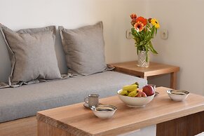 Santorini - Villa - Sleeps 2 - Pool - Parking