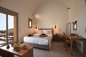 Santorini - Villa - Sleeps 2 - Pool - Parking