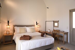 Santorini - Villa - Sleeps 2 - Pool - Parking