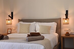 Santorini - Villa - Sleeps 2 - Pool - Parking