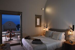 Santorini - Villa - Sleeps 2 - Pool - Parking