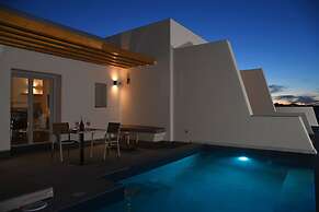 Santorini - Villa - Sleeps 2 - Pool - Parking