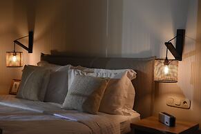 Santorini - Villa - Sleeps 2 - Pool - Parking