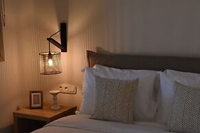 Santorini - Villa - Sleeps 2 - Pool - Parking