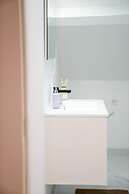 Modern 1BR 1LR Apartment Walk To Rabot