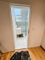 Modern 1BR 1LR Apartment Walk To Rabot