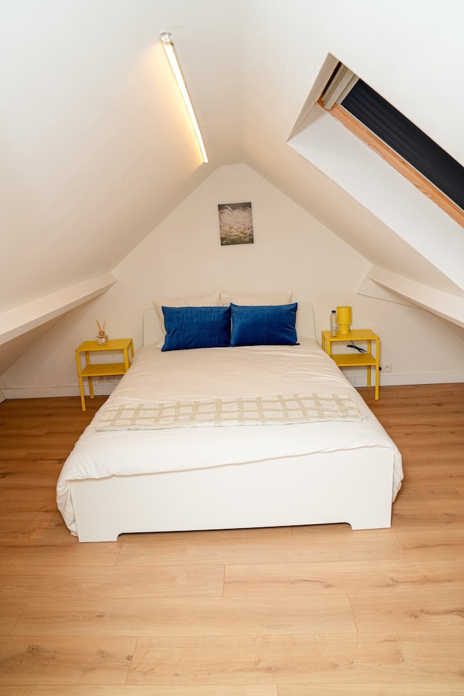 Modern 1BR 1LR Apartment Walk To Rabot