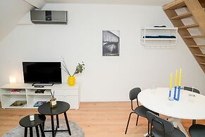 Modern 1BR 1LR Apartment Walk To Rabot