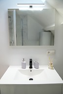 Modern 1BR 1LR Apartment Walk To Rabot