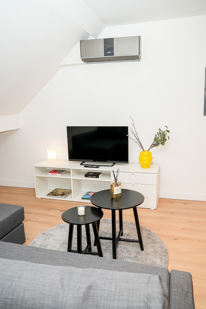 Modern 1BR 1LR Apartment Walk To Rabot