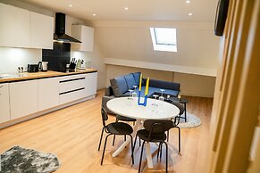 Modern 1BR 1LR Apartment Walk To Rabot