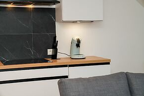 Modern 1BR 1LR Apartment Walk To Rabot