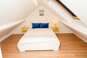 Modern 1BR 1LR Apartment Walk To Rabot