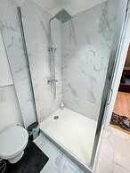 Modern 1BR 1LR Apartment Walk To Rabot